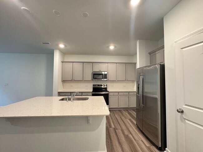 Foto del edificio - STUNNING BRAND-NEW TOWNHOUSE in a very con...