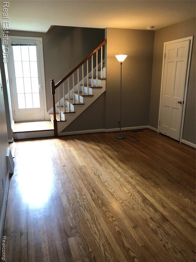 Building Photo - 1070 Lincoln Ct