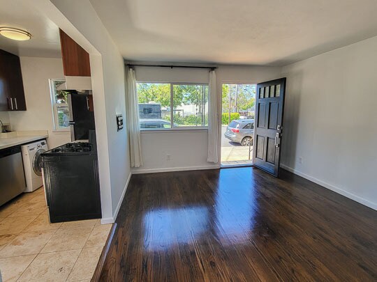 Building Photo - 851 Dwight Cres
