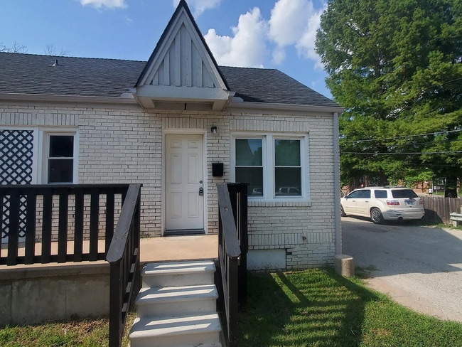 Building Photo - 304 S Hydraulic St