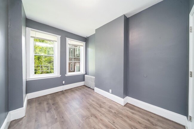 Foto del edificio - 122 Mallory Ave