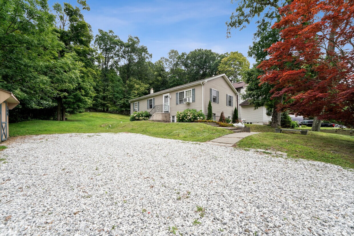 350 Maxim Dr, Hopatcong, NJ 07843 House for Rent in Hopatcong, NJ