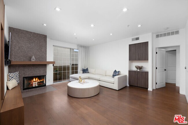 Foto del edificio - 930 N Doheny Dr