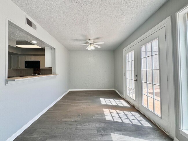 Foto del edificio - 3 bed 3 bath 2 car garage brick town home now available