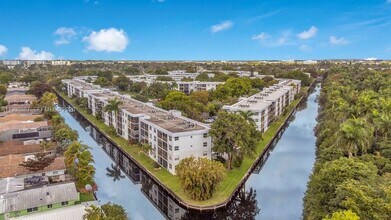 Building Photo - 105 Royal Pk Dr