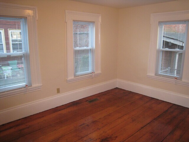 Building Photo - 439 Somerville Ave