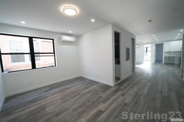 Foto del edificio - 3 bedroom in ASTORIA NY 11105