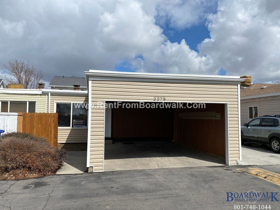 Foto principal - Updated 3 Bedroom Home With Fully Fenced Y...