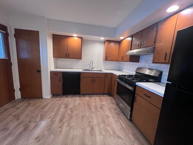 Foto del edificio - Two Bedroom Duplex SE Side w/ Decorative Fireplace! One Stall in Garage!