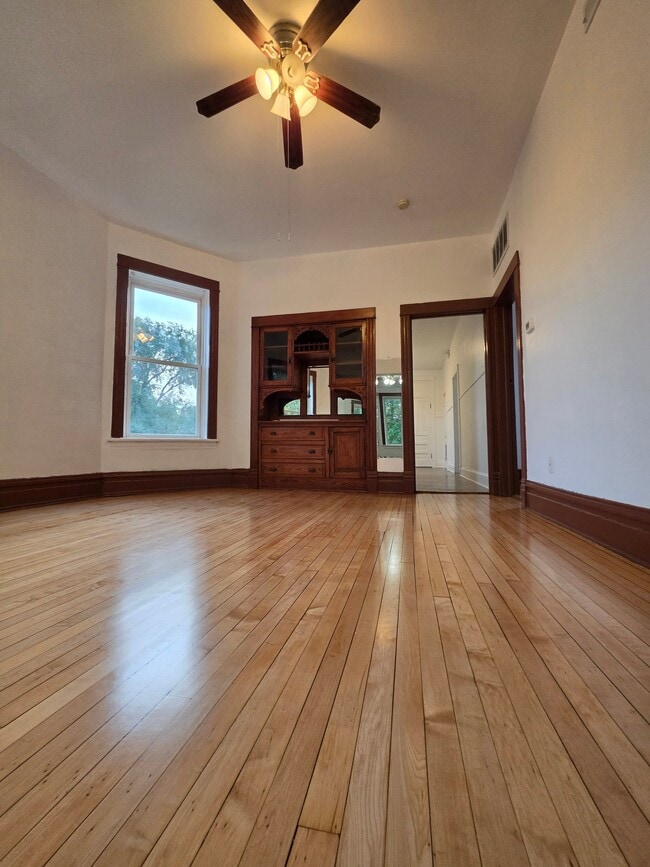 Building Photo - 1138 N Hamlin Ave