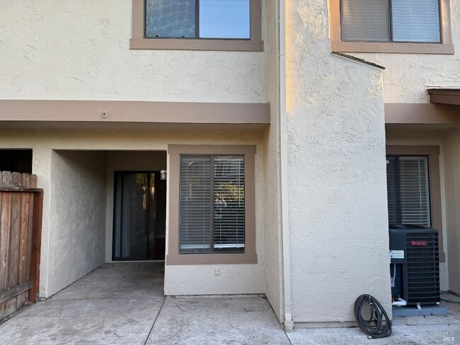 Building Photo - 1121 Grove Cir