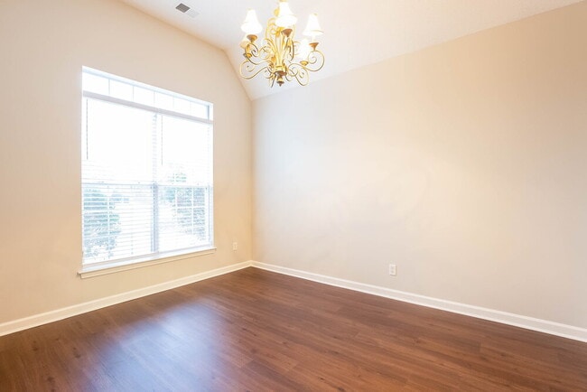 Foto del edificio - 735 Classic Dr S