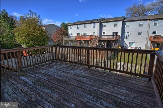 Foto del edificio - 328 Rambling Ridge Ct