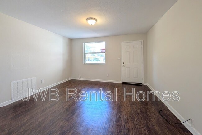 Foto del edificio - 2943 Searchwood Dr
