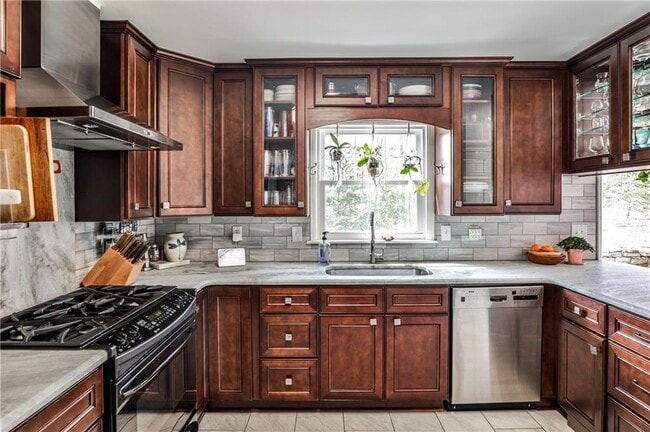 Building Photo - 800 Glenairy Dr NE