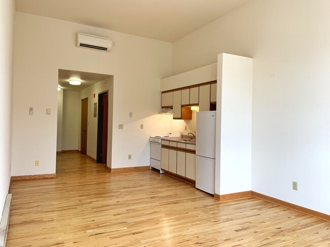 Building Photo - STUDIO Apartment, Hardwood Floors, Tall Ceiling, Downtown Waukesha!