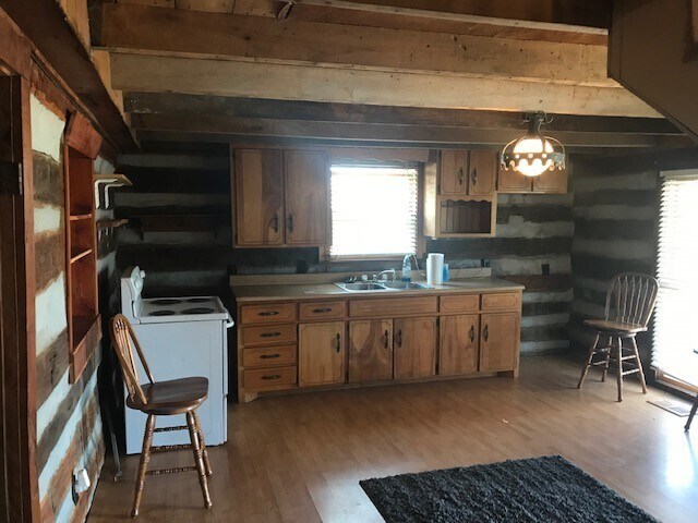 Building Photo - AVAILABLE FEBRUARY 1ST. 2 bedroom 1 bath l...