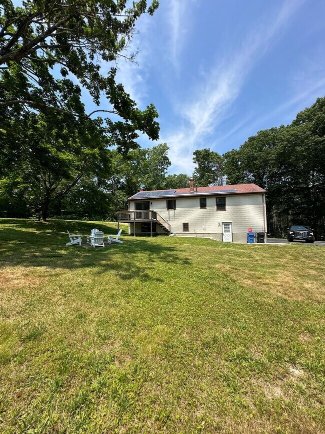 Building Photo - Welcome to this sizable raised ranch home!
