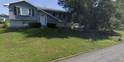 Building Photo - 3251 Reeve Dr W