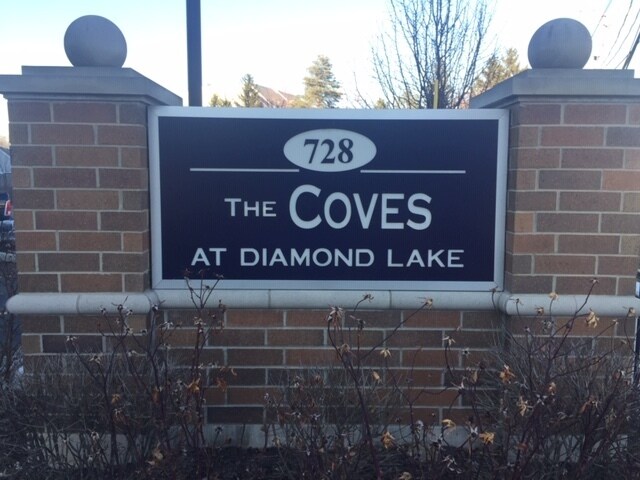 Foto del edificio - 728 N Diamond Lake Rd