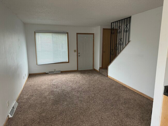 Building Photo - 11 Manor Dr