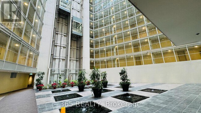 Photo du bâtiment - 650 Queens Quay W