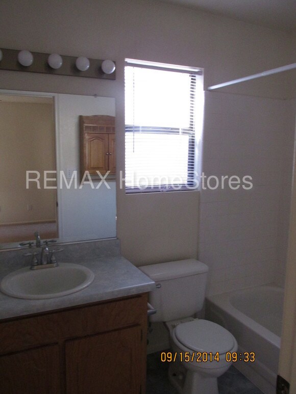 Building Photo - 829 Silverwood Dr