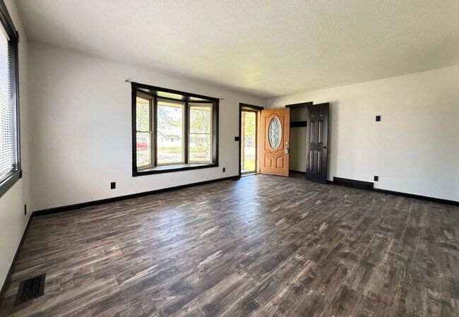 Foto del edificio - Beautifully Remodeled West Side Home | 3 Bedroom + Finished Basement Space