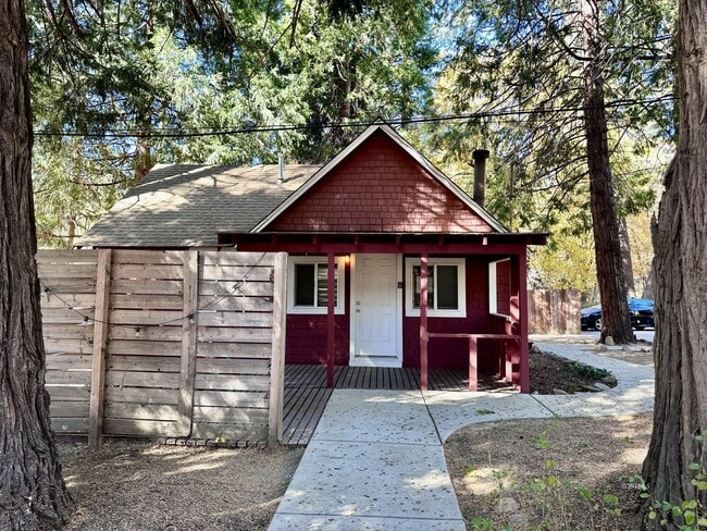 Building Photo - 1 Bedroom plus Loft Cottage