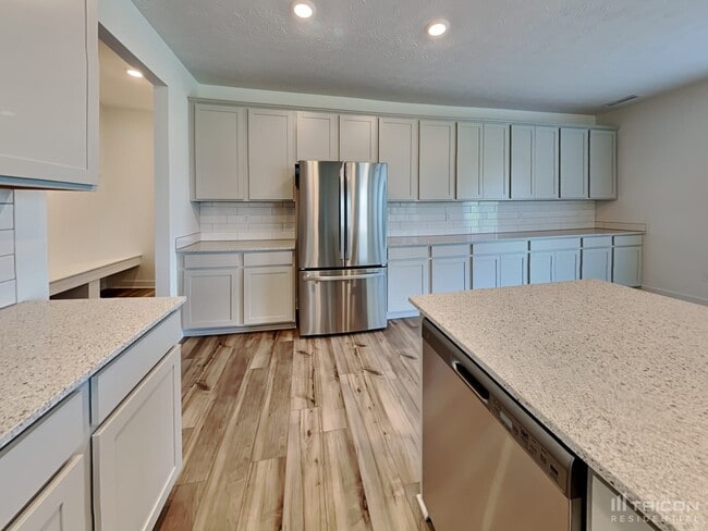 Building Photo - 2120 S Quincy Dr