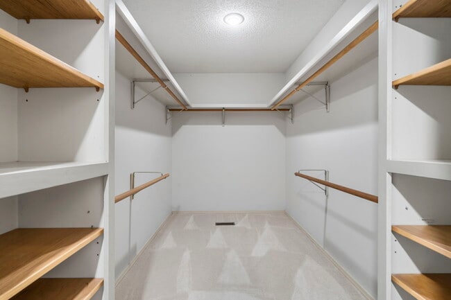 Foto del edificio - 30 Kensington Dr