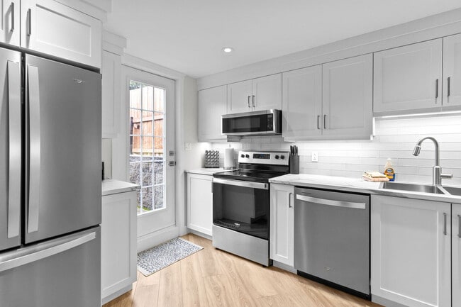 Building Photo - 15 Signal Hill Rd