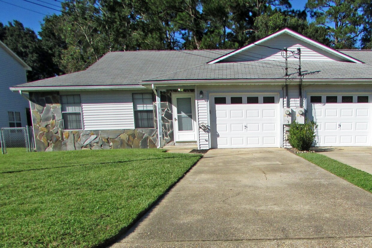 Primary Photo - Spacious 2 / 1.5 duplex with a garage in t...