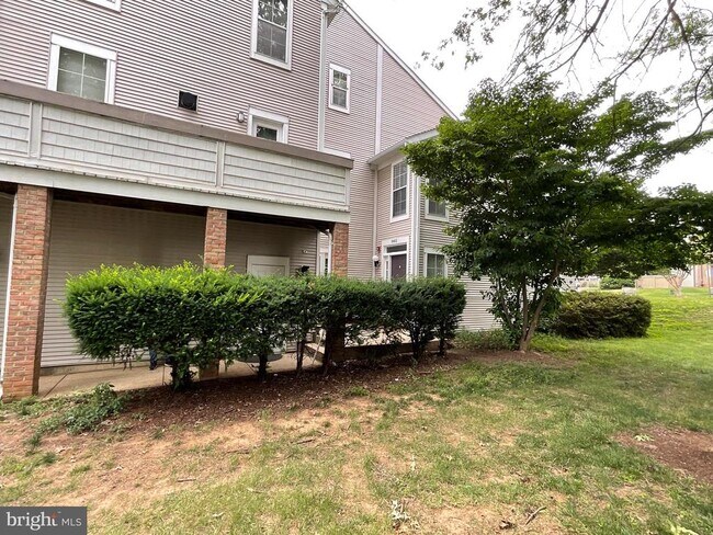 Building Photo - 9401 Royal Bonnet Terrace