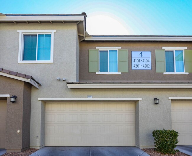 Building Photo - 3 Bedroom Henderson Townhome In Gated Comm...