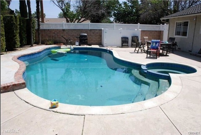 Building Photo - 4 br, 2 bath Duplex - 10900 Baird Ave