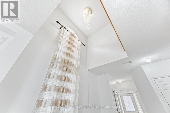 Building Photo - 4 Rocky Point Crescent