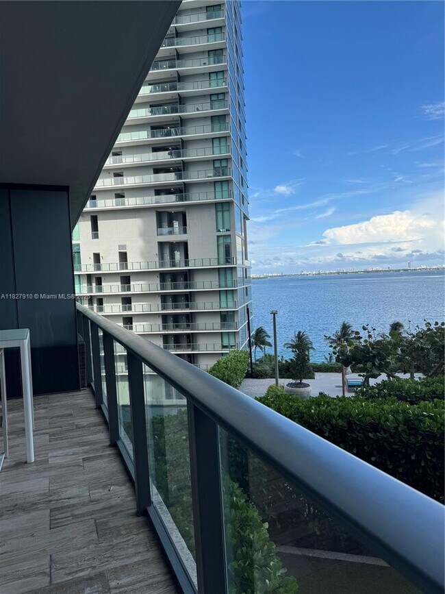 Foto del edificio - 650 NE 32nd St
