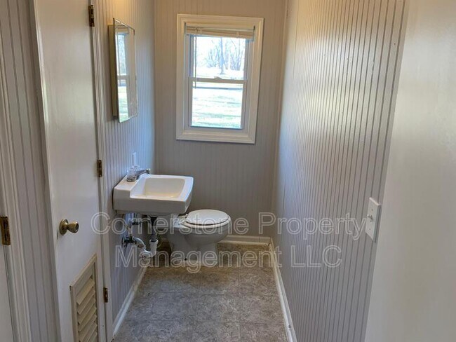 Building Photo - 8365 Lakeview Dr