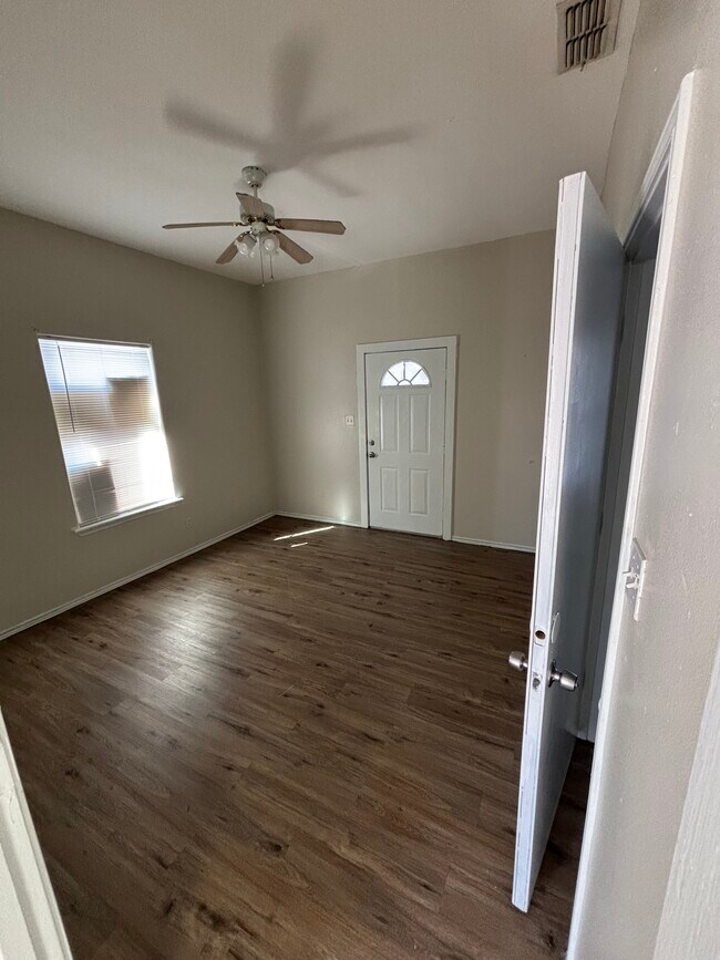 Building Photo - 446 S Texas Ave