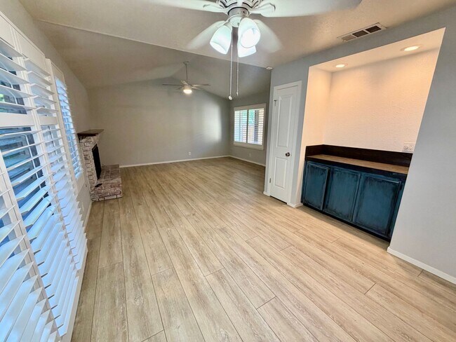 Foto del edificio - Beautiful Townhome with Great Schools, Great Location! Pet Friendly!