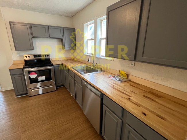 Building Photo - 4 bedrooms 1 bathroom house for rent