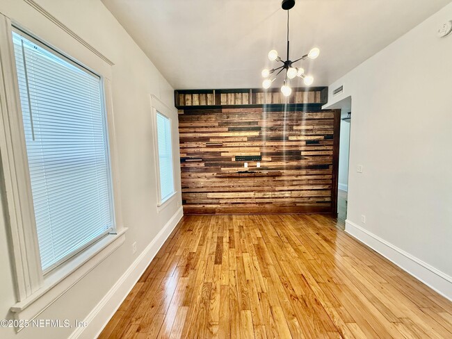 Foto del edificio - 311 E 5th St
