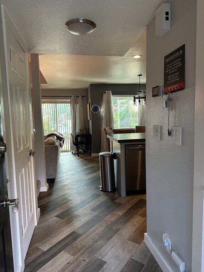 Entrada - 2910 Pennyroyal Dr