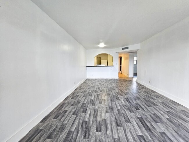 Building Photo - 7960 Colony Cir N