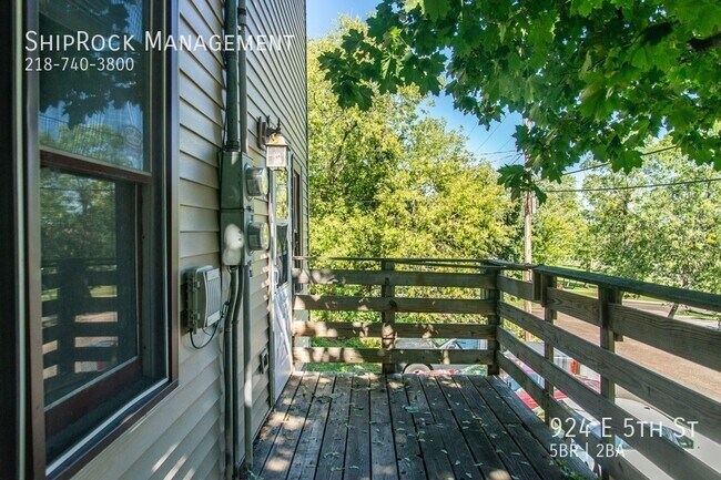 Building Photo - 924 E 5th St