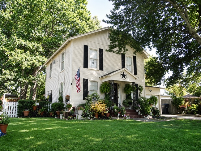 Building Photo - 1708 S Robertson Ave