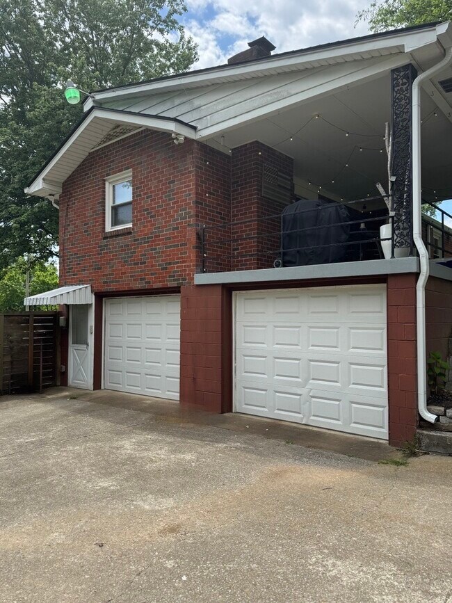 Foto del edificio - 568 Whispering Hills Dr