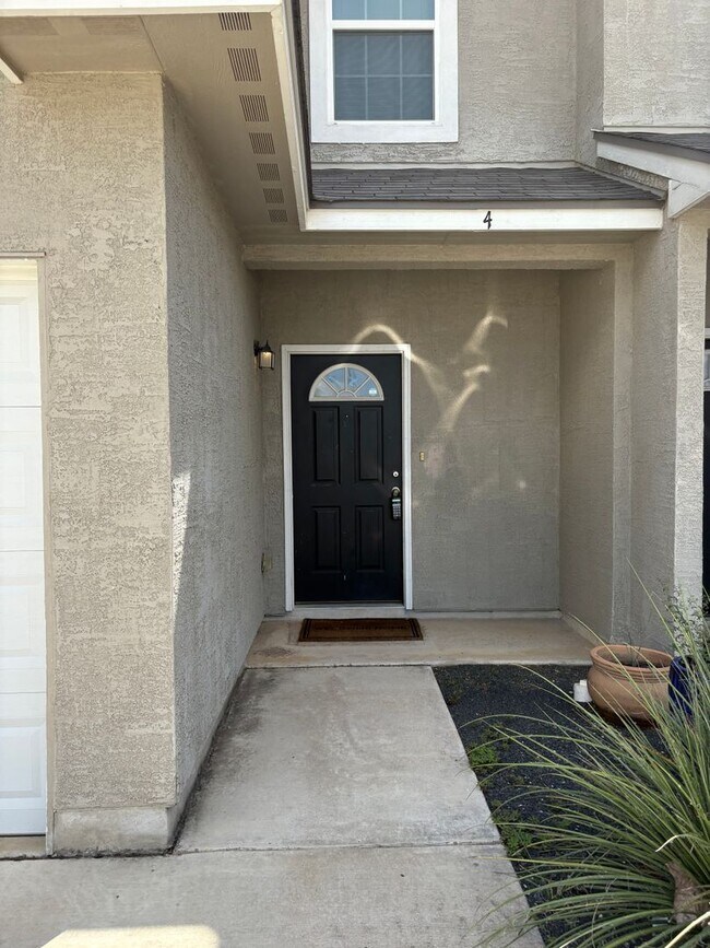 Building Photo - Beautiful town home located on the Northea...