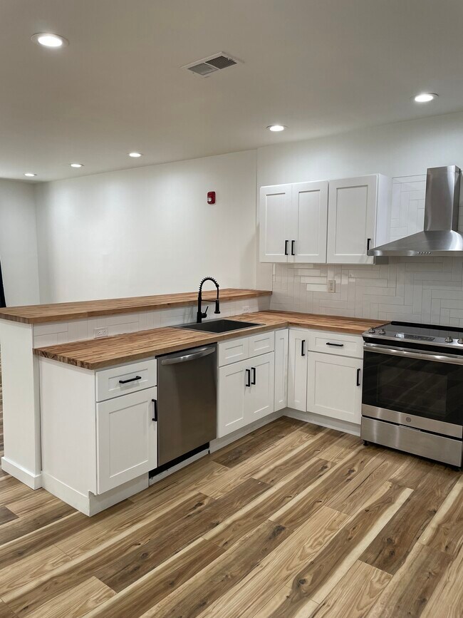 kitchen - 1105 S 47th St